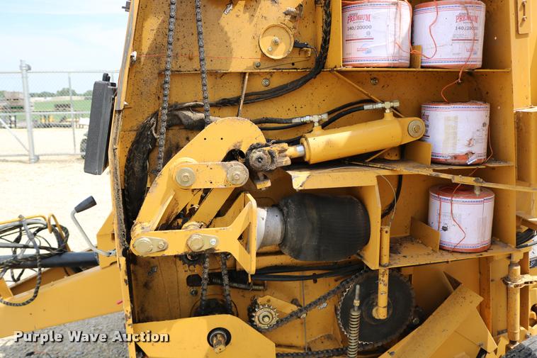 image for item DB9390 2001 Vermeer 605XL round baler