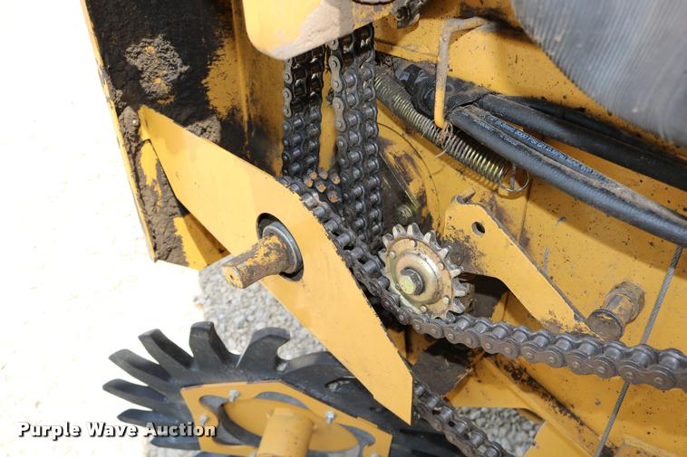 image for item DB9390 2001 Vermeer 605XL round baler