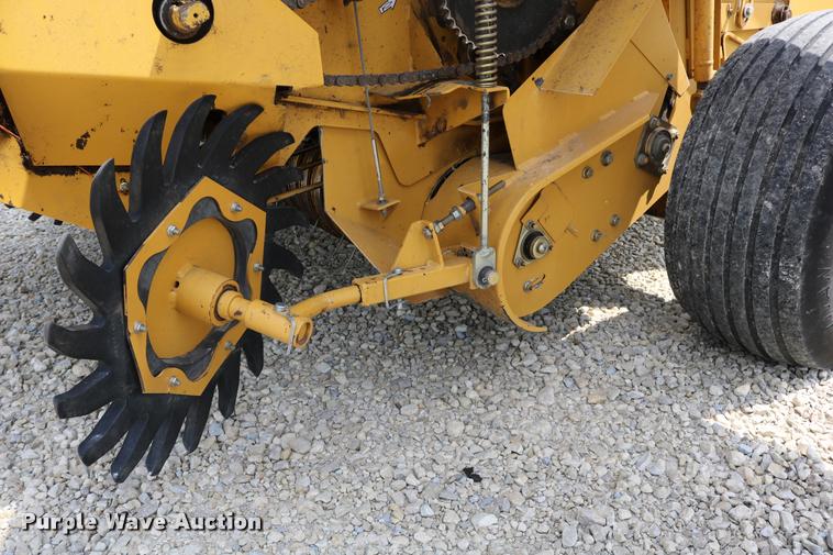 image for item DB9390 2001 Vermeer 605XL round baler