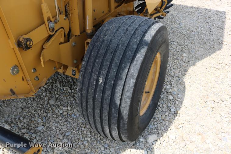 image for item DB9390 2001 Vermeer 605XL round baler