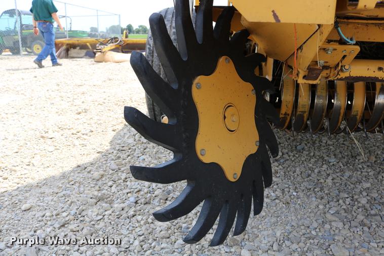 image for item DB9390 2001 Vermeer 605XL round baler