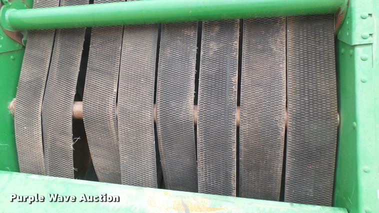 image for item DR9562 2007 John Deere 568 round baler