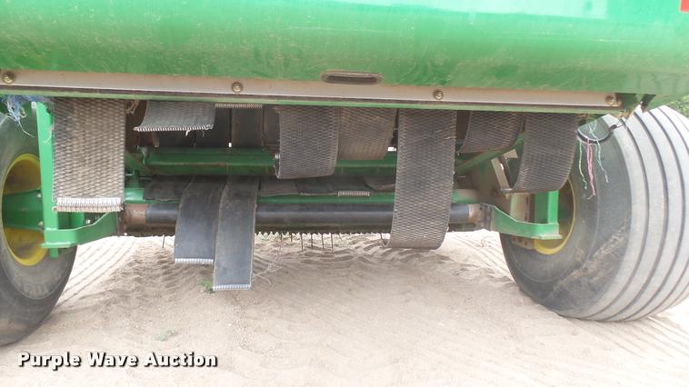 image for item DR9562 2007 John Deere 568 round baler