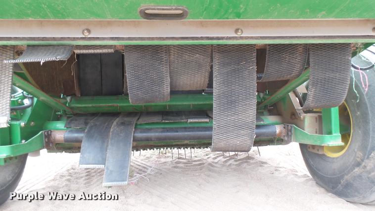 image for item DR9562 2007 John Deere 568 round baler