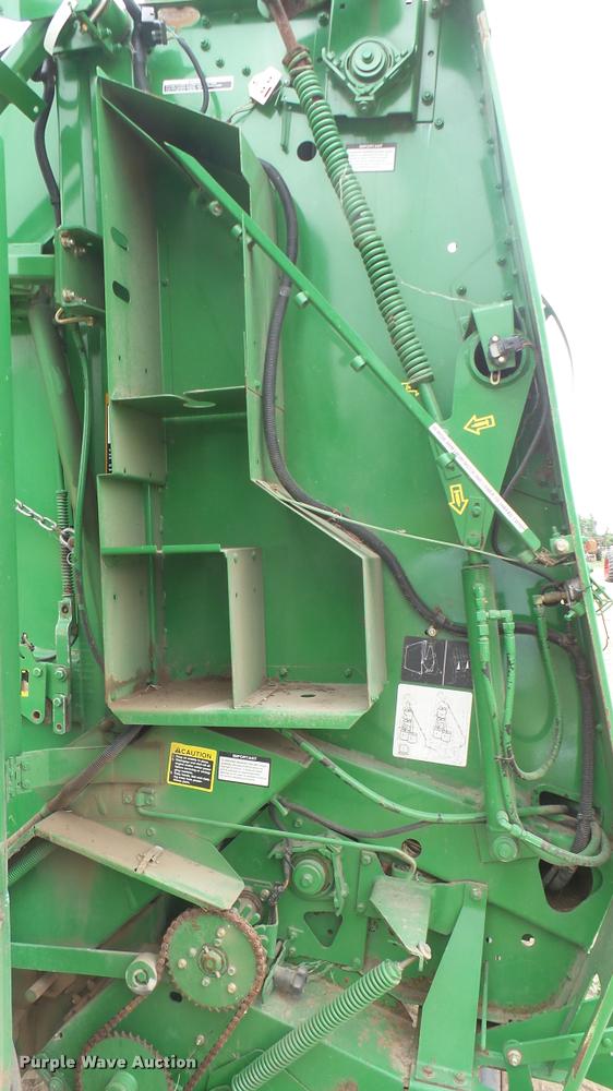 image for item DR9562 2007 John Deere 568 round baler