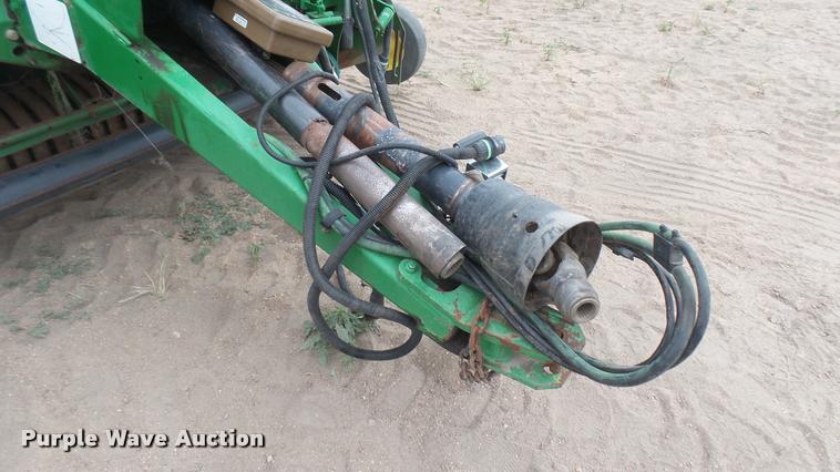 image for item DR9562 2007 John Deere 568 round baler
