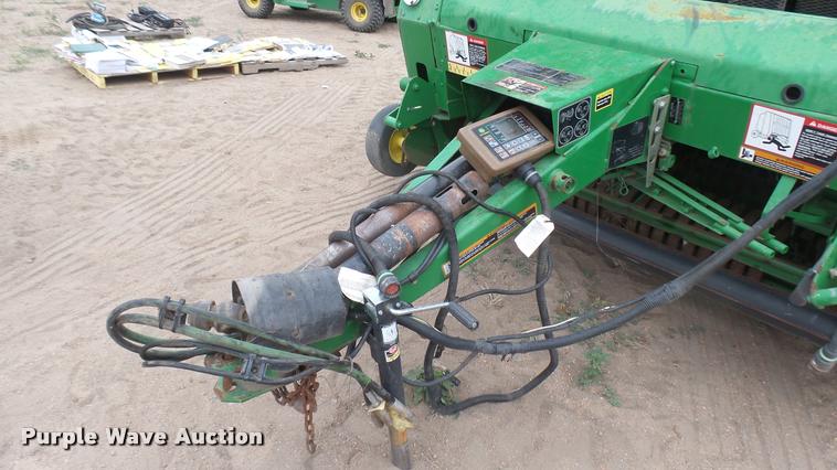 image for item DR9562 2007 John Deere 568 round baler