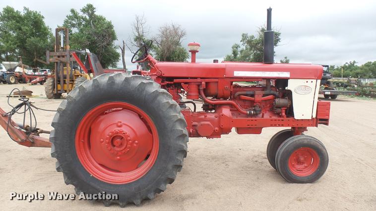 image for item DR9566 Farmall 560 tractor