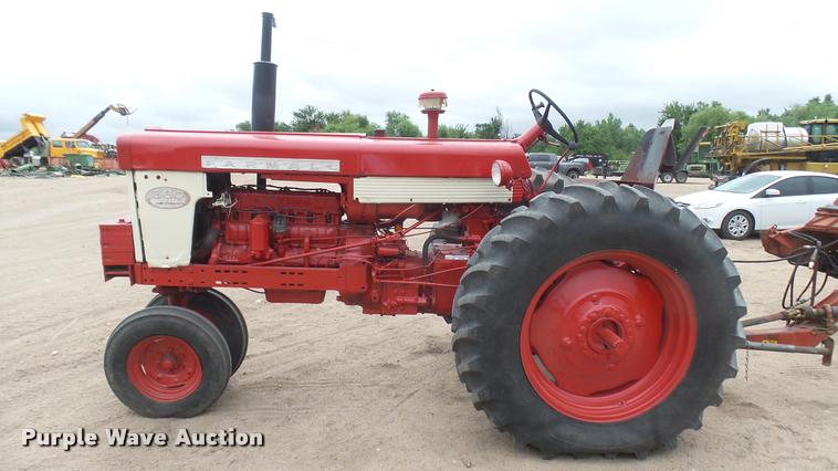 image for item DR9566 Farmall 560 tractor