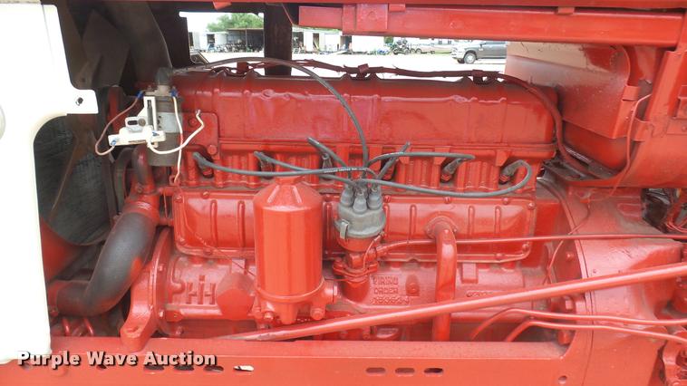 image for item DR9566 Farmall 560 tractor