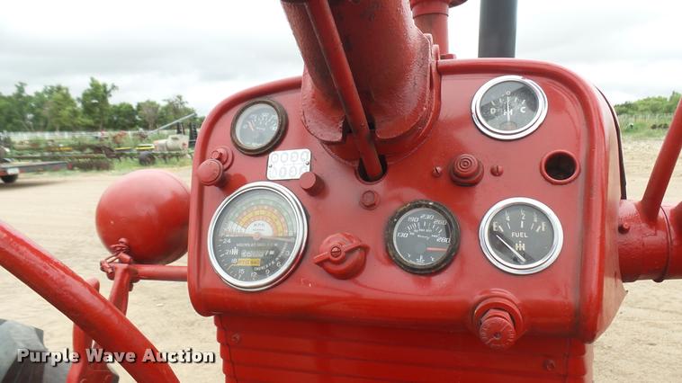 image for item DR9566 Farmall 560 tractor