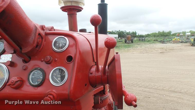 image for item DR9566 Farmall 560 tractor