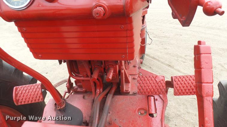 image for item DR9566 Farmall 560 tractor