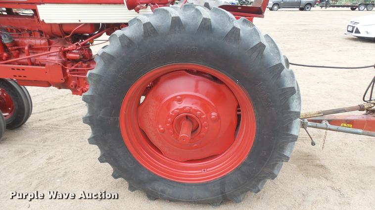 image for item DR9566 Farmall 560 tractor