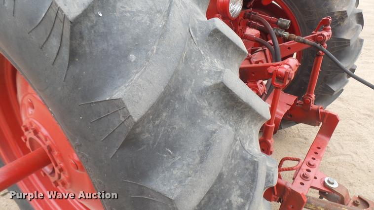 image for item DR9566 Farmall 560 tractor