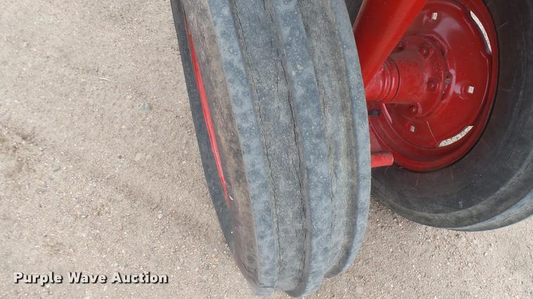 image for item DR9566 Farmall 560 tractor