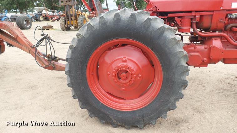 image for item DR9566 Farmall 560 tractor