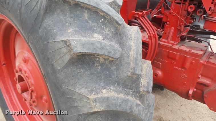 image for item DR9566 Farmall 560 tractor