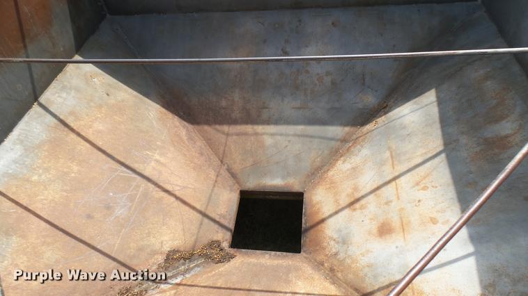 image for item DR9630 1993 Specialty hopper bottom grain trailer