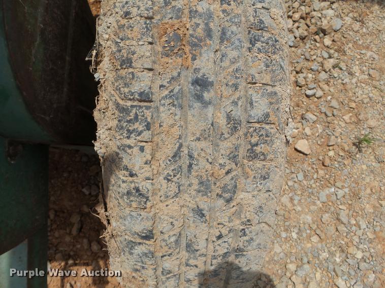 image for item K3255 John Deere E000B grain drill