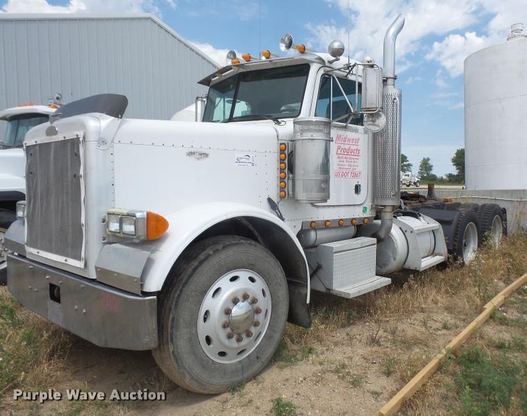 image for item DA1571 2000 Peterbilt 379 semi truck