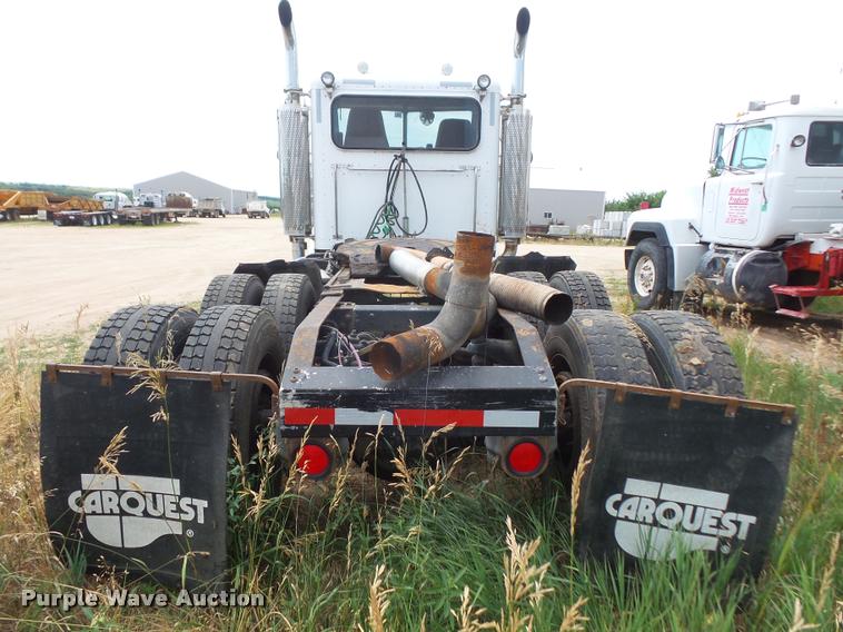 image for item DA1571 2000 Peterbilt 379 semi truck