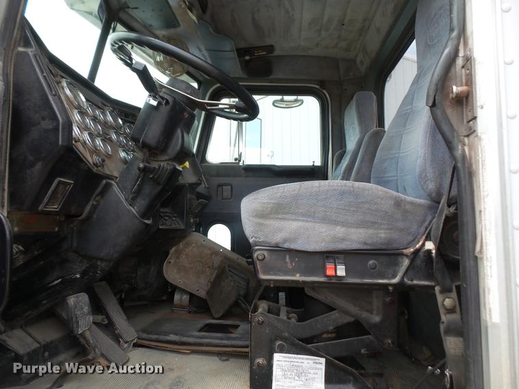 image for item DA1571 2000 Peterbilt 379 semi truck