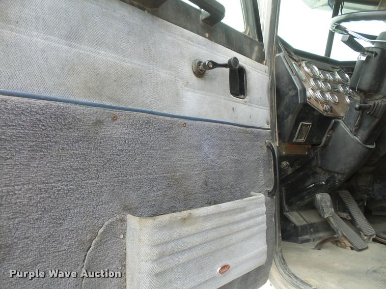 image for item DA1571 2000 Peterbilt 379 semi truck