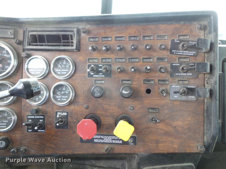 image for item DA1571 2000 Peterbilt 379 semi truck