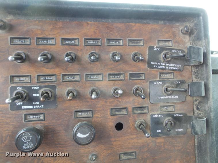 image for item DA1571 2000 Peterbilt 379 semi truck