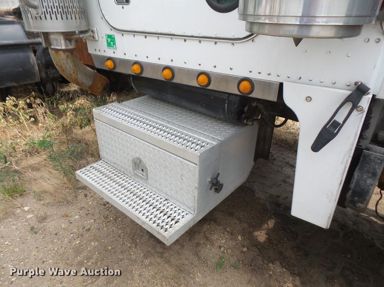 image for item DA1571 2000 Peterbilt 379 semi truck