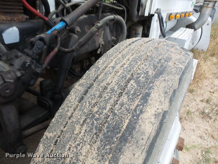 image for item DA1571 2000 Peterbilt 379 semi truck