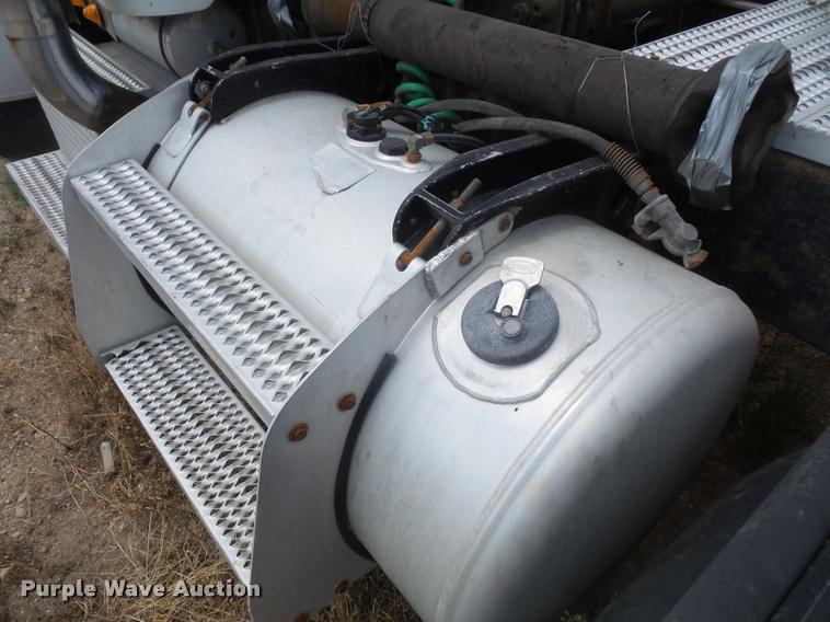 image for item DA1571 2000 Peterbilt 379 semi truck