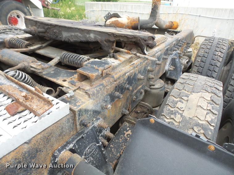 image for item DA1571 2000 Peterbilt 379 semi truck