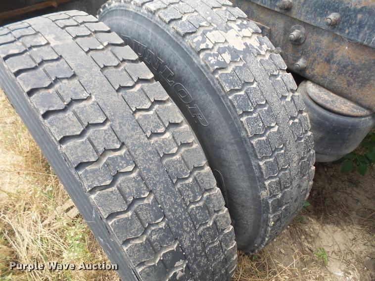 image for item DA1571 2000 Peterbilt 379 semi truck