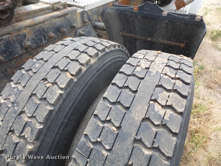 image for item DA1571 2000 Peterbilt 379 semi truck