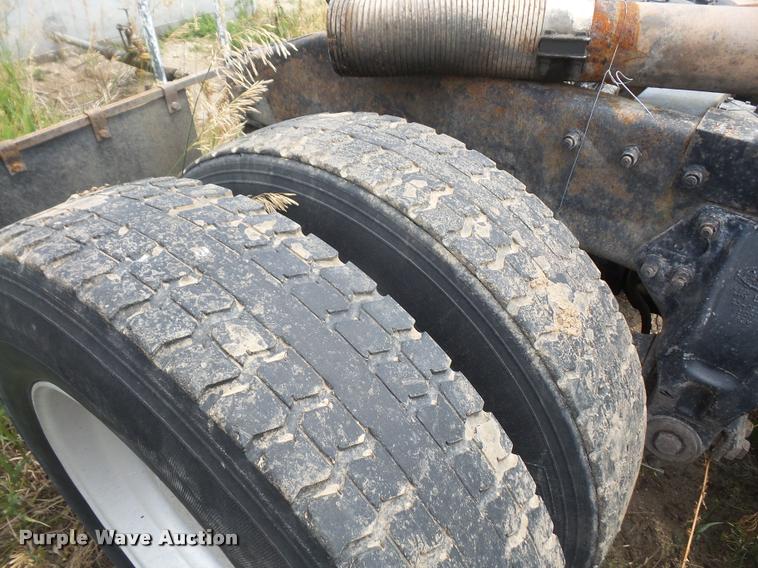 image for item DA1571 2000 Peterbilt 379 semi truck