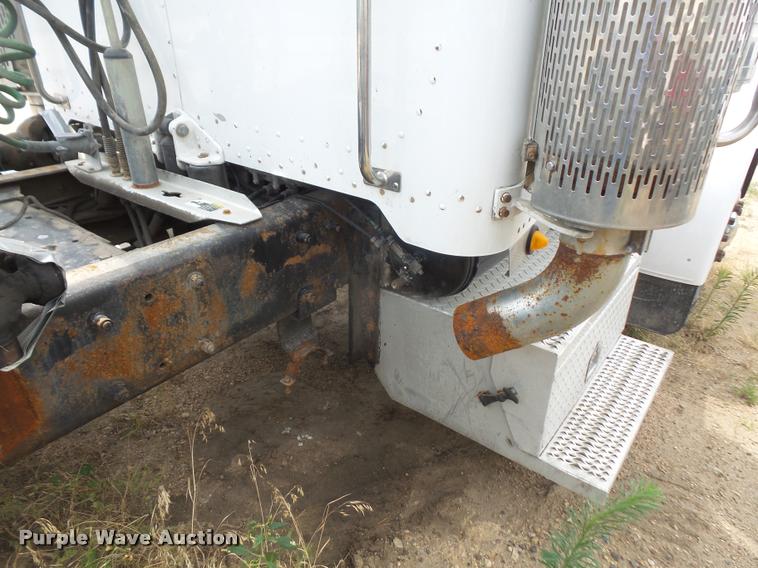 image for item DA1571 2000 Peterbilt 379 semi truck