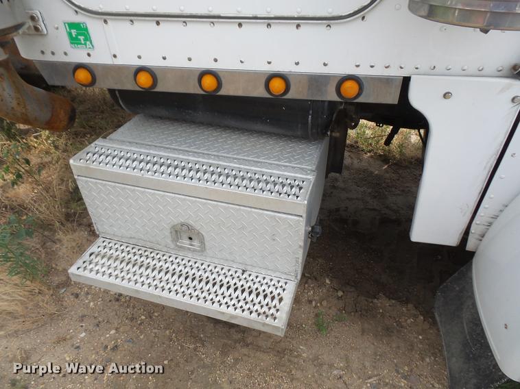 image for item DA1571 2000 Peterbilt 379 semi truck