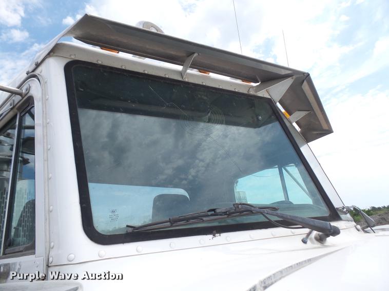 image for item DA1571 2000 Peterbilt 379 semi truck