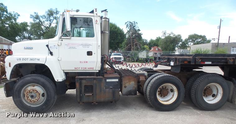 image for item DA1626 1995 Ford L9000 semi truck