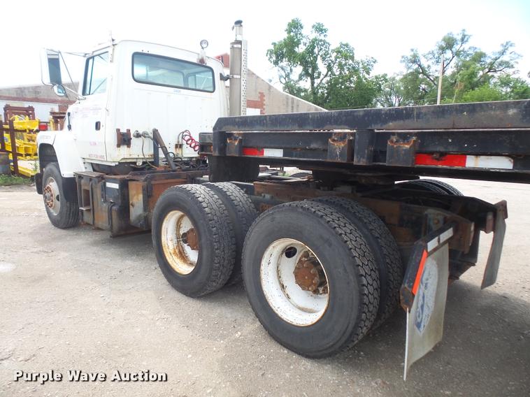 image for item DA1626 1995 Ford L9000 semi truck