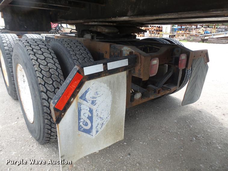 image for item DA1626 1995 Ford L9000 semi truck