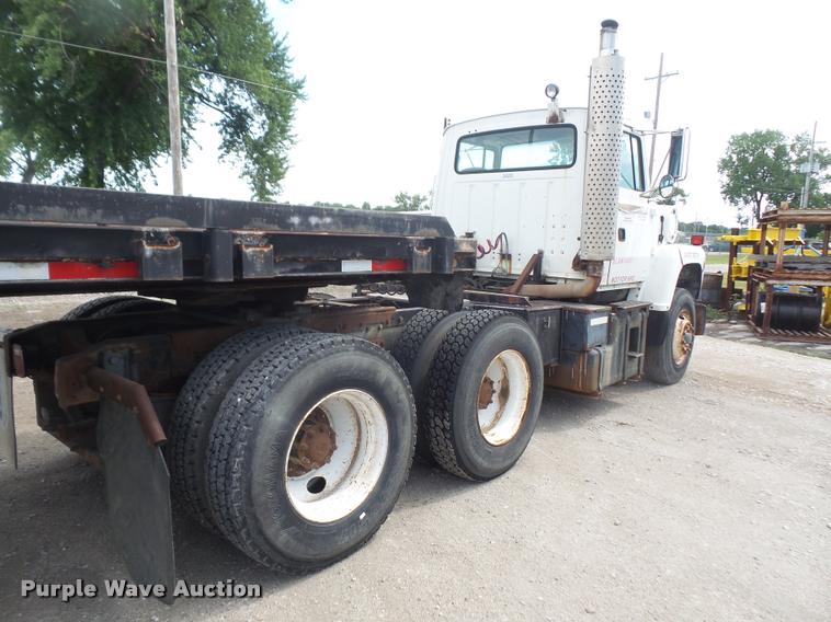image for item DA1626 1995 Ford L9000 semi truck