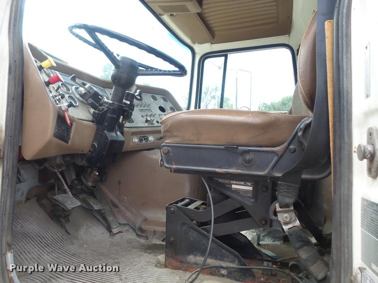 image for item DA1626 1995 Ford L9000 semi truck