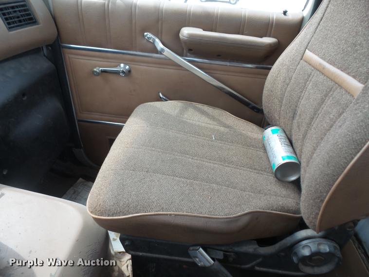 image for item DA1626 1995 Ford L9000 semi truck