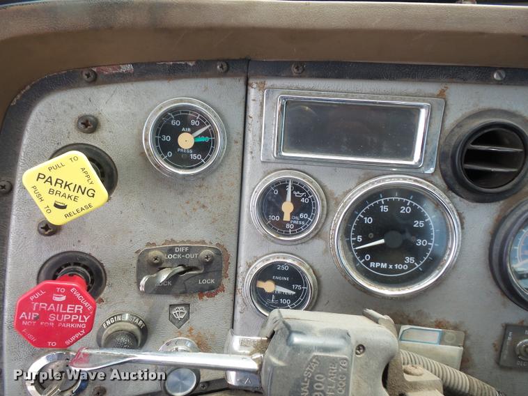 image for item DA1626 1995 Ford L9000 semi truck