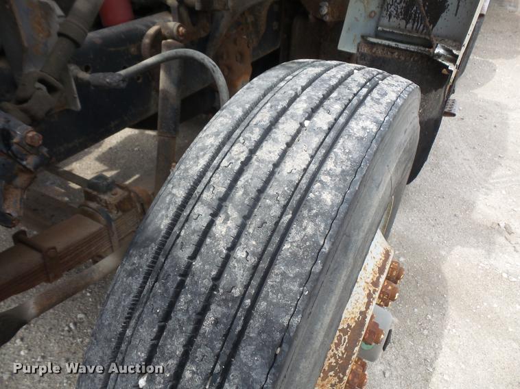 image for item DA1626 1995 Ford L9000 semi truck