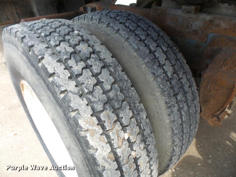 image for item DA1626 1995 Ford L9000 semi truck