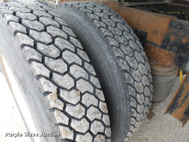 image for item DA1626 1995 Ford L9000 semi truck